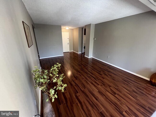 Building Photo - 4500 S Four Mile Run Dr