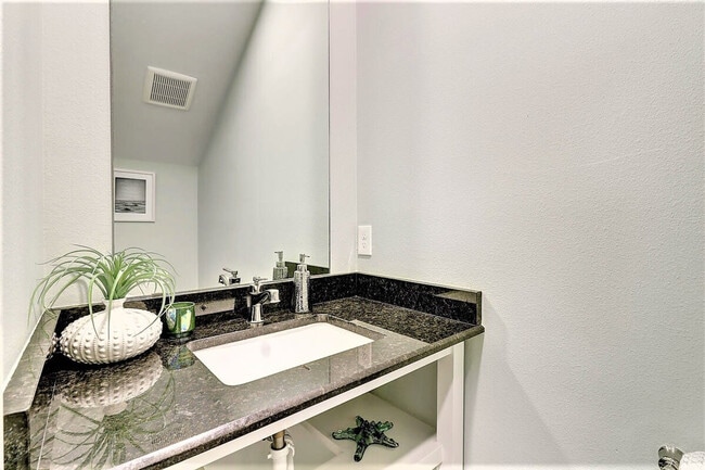 Building Photo - 224 E Oaks Ave