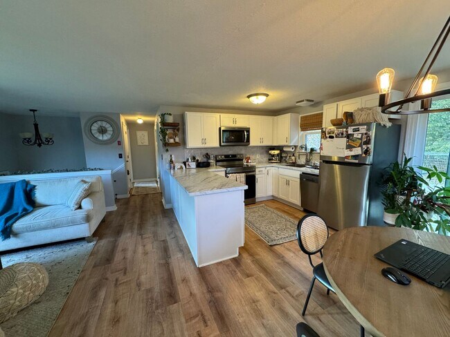 Building Photo - Charming 2 Bed, 1.5 Bath Raised Ranch