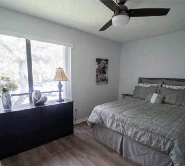 Building Photo - 822 Sandtree Dr