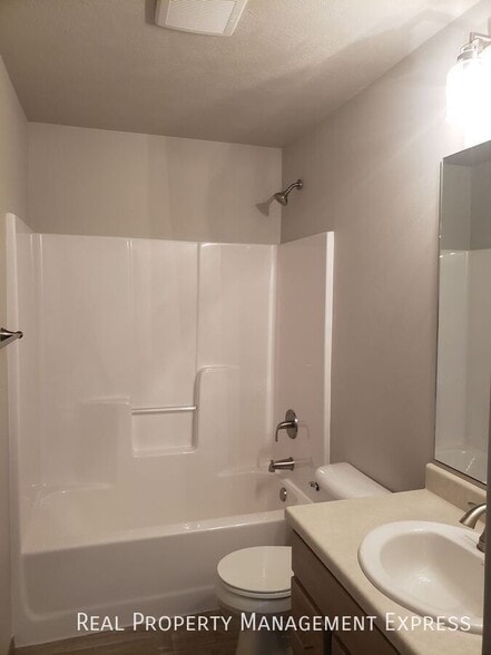 Building Photo - 3 Bedroom 2.5 Bathroom Townhome with a Bal...