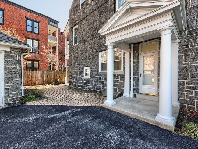 Building Photo - 1701 N Front St