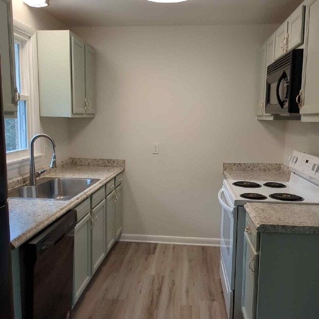 Building Photo - 493 Westcrest Dr