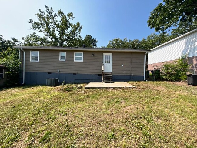 Building Photo - 400 Libby Ln