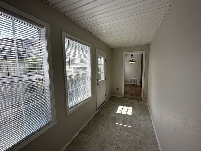 Building Photo - 1306 Cresent St