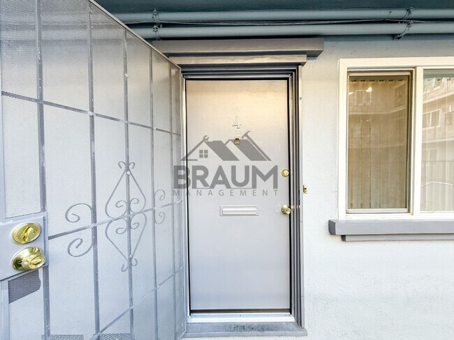 Building Photo - 13129 Oxnard St