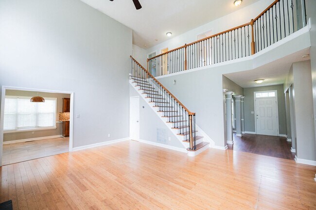 Building Photo - Spacious beautiful 5 bedroom 2.5 bath home...
