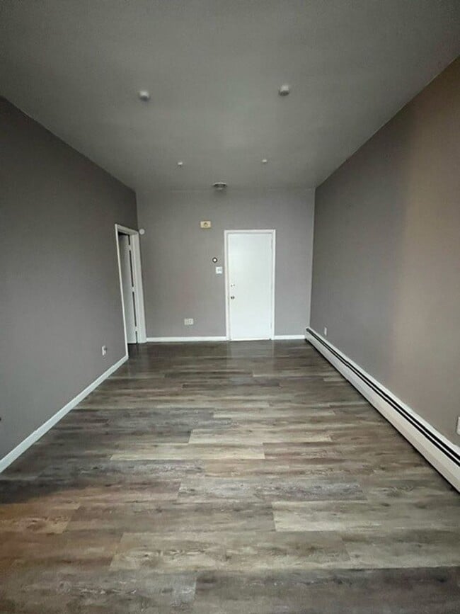 Building Photo - 2 Bedroom 1 Bathroom