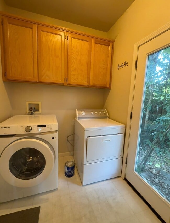 Building Photo - Lovely 3 Bedroom Home near Sutter Hospital in Wikkiup!