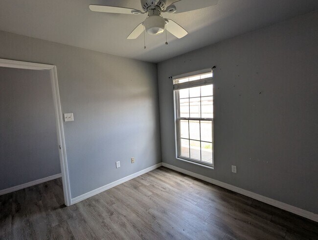 Building Photo - 1302 N Clinton Ave
