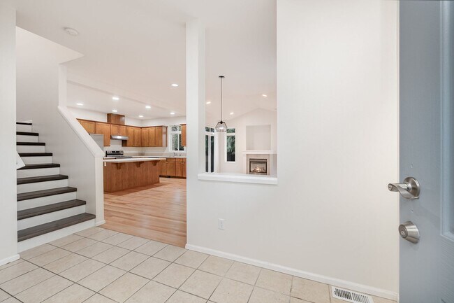 Building Photo - Townhouse available in lynnwood