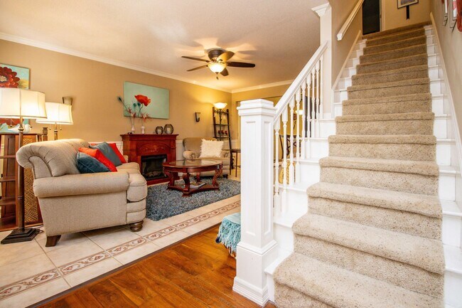 Building Photo - 3 bed, 2.5 bath Duplex