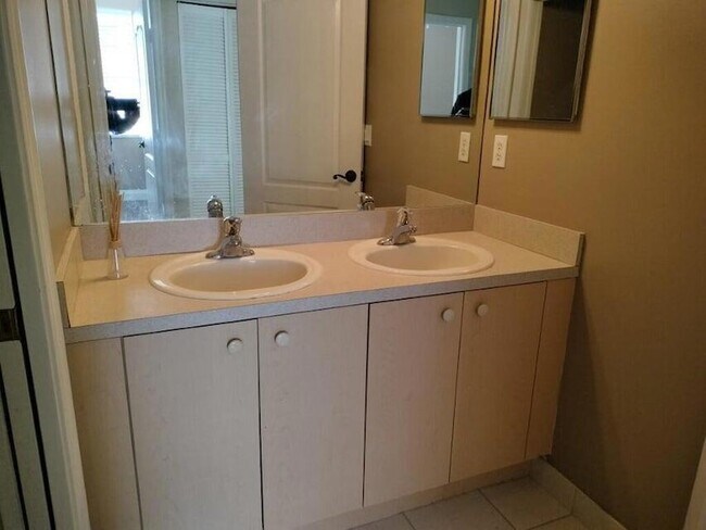 Building Photo - 5671 Sunberry Cir