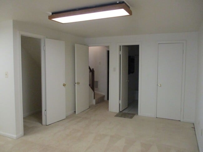 Building Photo - Convenient Location and Great Price!