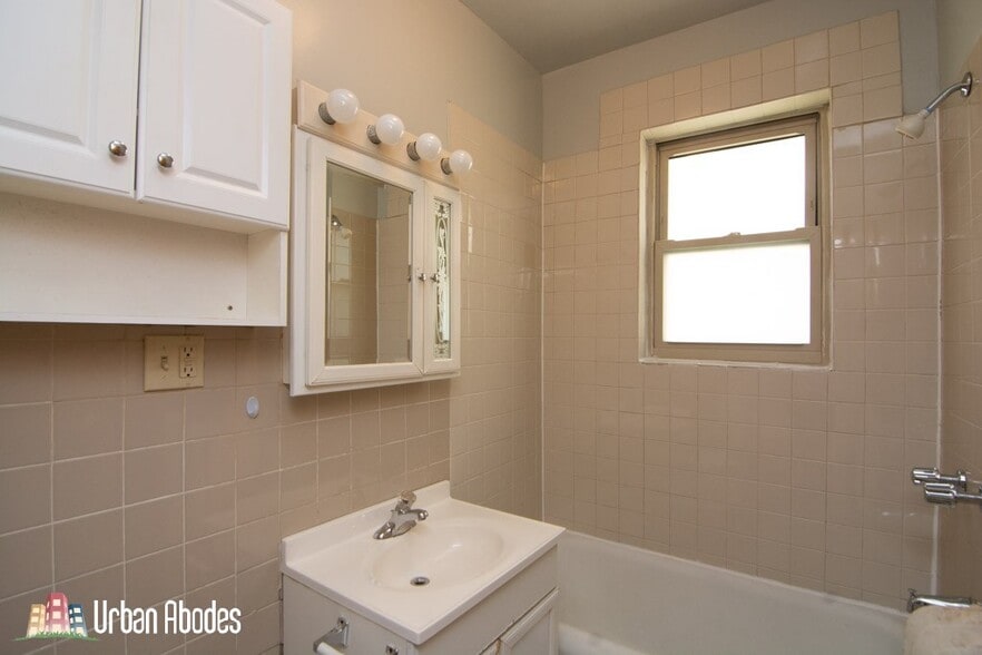 Building Photo - 4224 N Paulina St