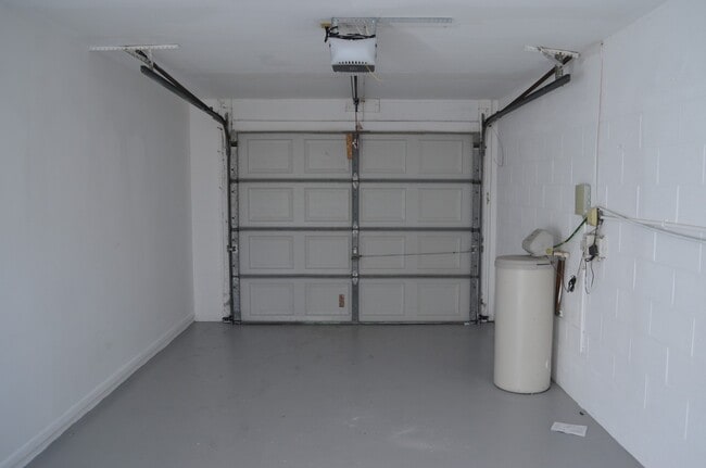 Building Photo - Beautiful upgraded home in Great Neighborhood! AVAILABLE IN DECEMBER!