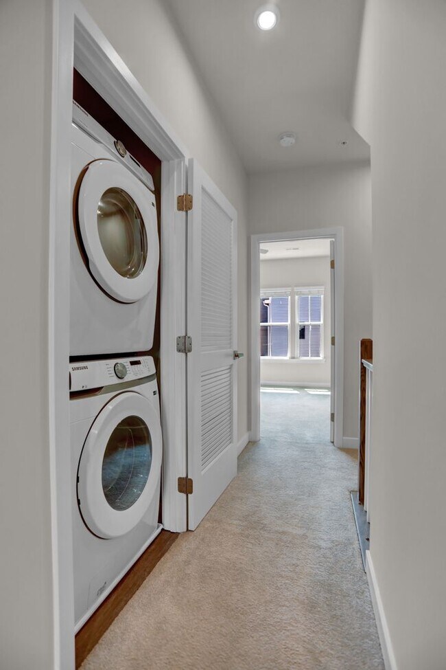 Building Photo - Luxury 4-Story Townhome with Rooftop Terrace!