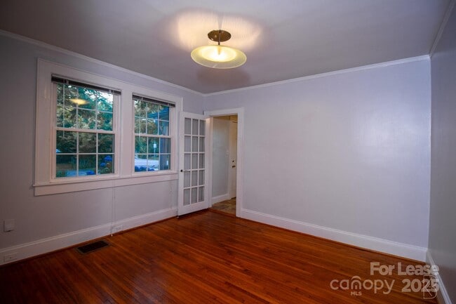 Building Photo - 3400 Eastway Dr