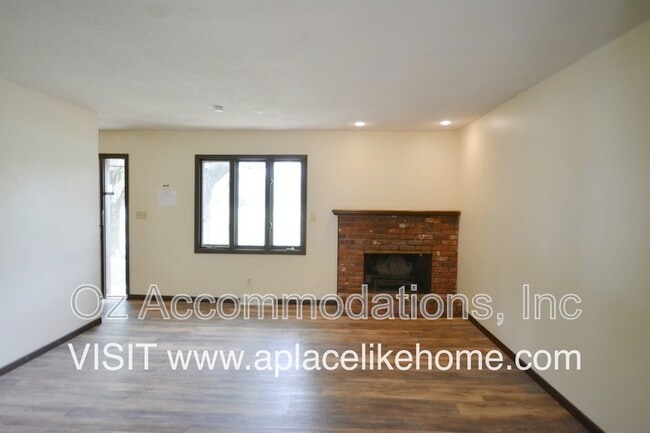 Building Photo - 608 E 78th St