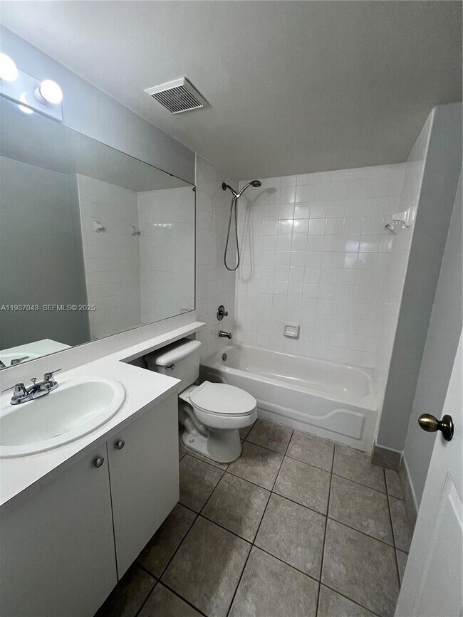 Building Photo - 2033 SE 10th Ave