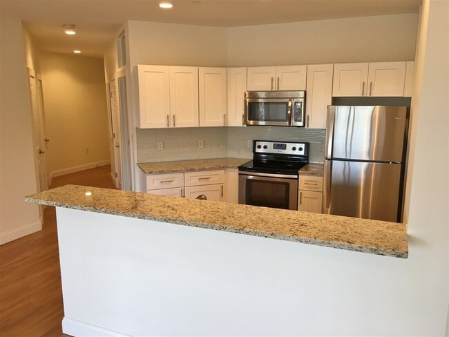 Building Photo - 875 Elm St