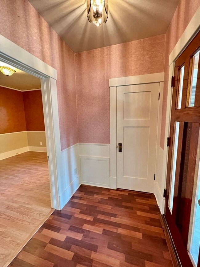 Building Photo - 3 bed 3 bath available!