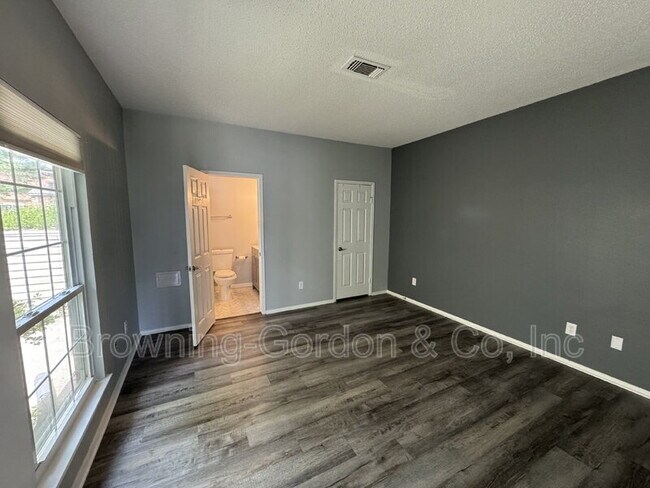 Building Photo - 801 Laurel Hill Dr