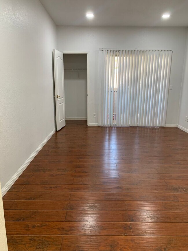 Building Photo - 3 bed, 2 bath, 2 car garage townhouse for ...