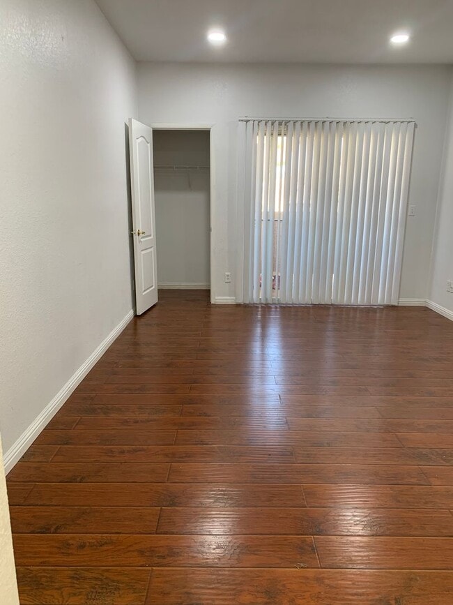 Building Photo - 3 bed, 2 bath, 2 car garage townhouse for rent