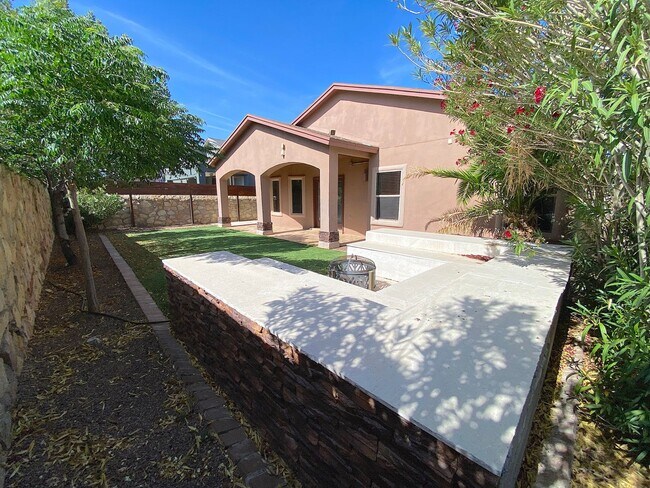 Building Photo - Northeast El Paso 3bed Refrig A/C
