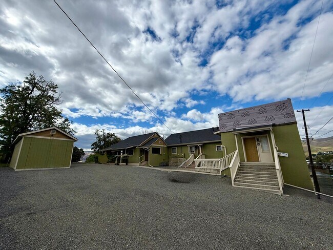 Building Photo - FULLY REMODELED 3 bedroom 1 bath Rental