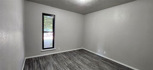 Building Photo - 2804 Fairfield Dr