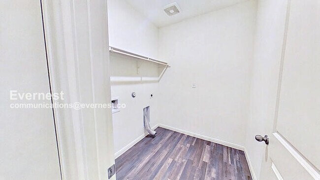 Building Photo - 400 Seneca Loop