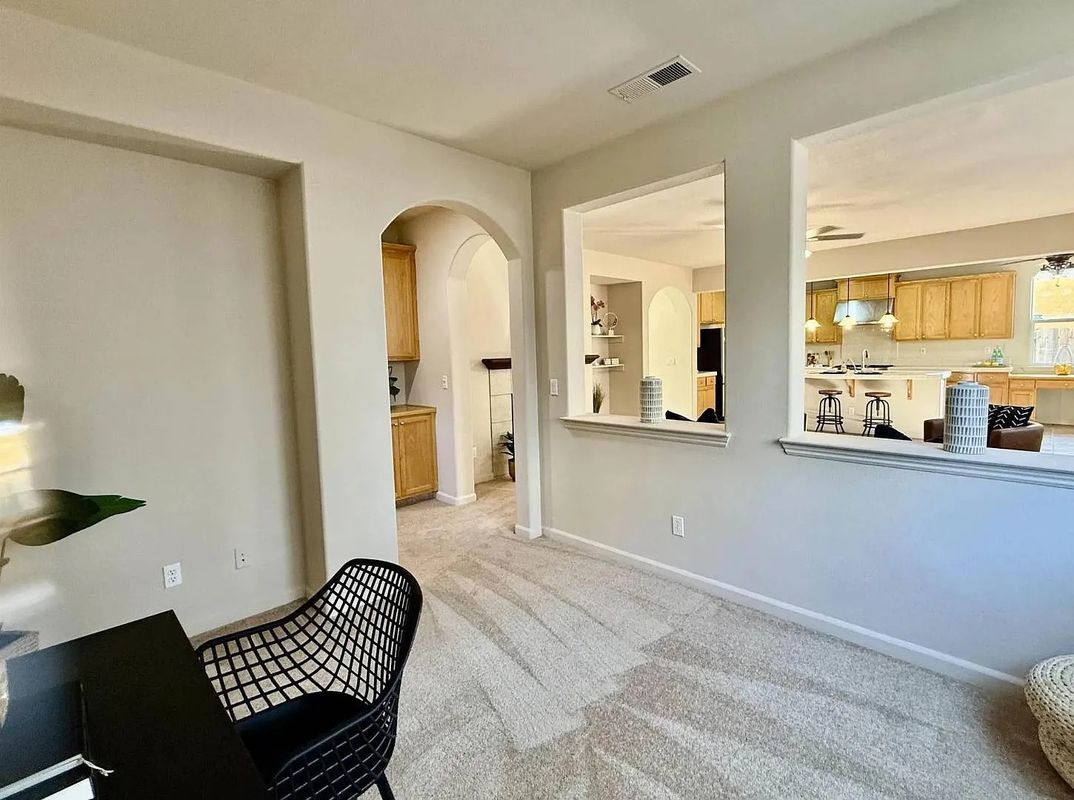 Building Photo - 3017 Roslyn Dr