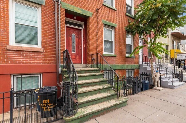 Building Photo - 182A Christopher Columbus Dr