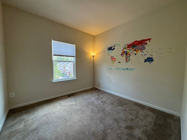 Building Photo - Luxurious 3 Bed 2.5 Bath End-Unit Townhome...