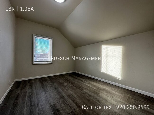 Building Photo - Recently Remodeled 1 Bedroom Upper Duplex ...