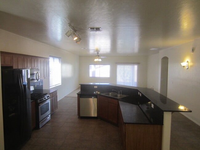 Building Photo - AVAILABLE NOW! Handsome 3 Bedroom 2 Bath V...