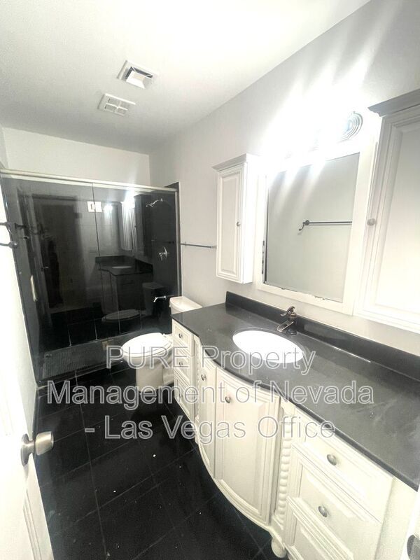 Building Photo - 1405 E Vegas Valley Dr