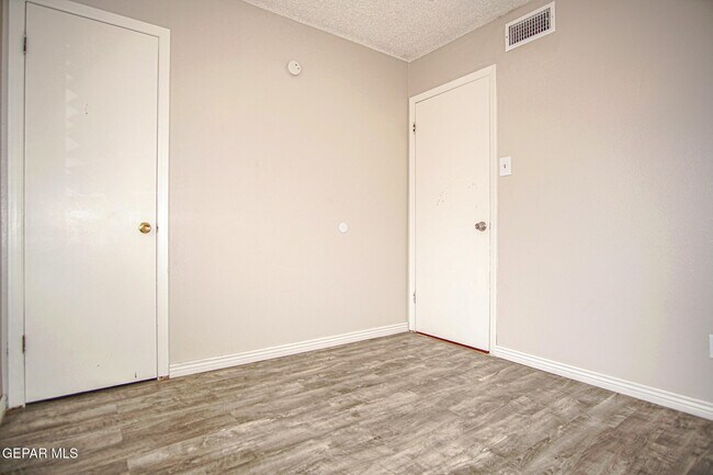Building Photo - 8548 Arboleda Dr