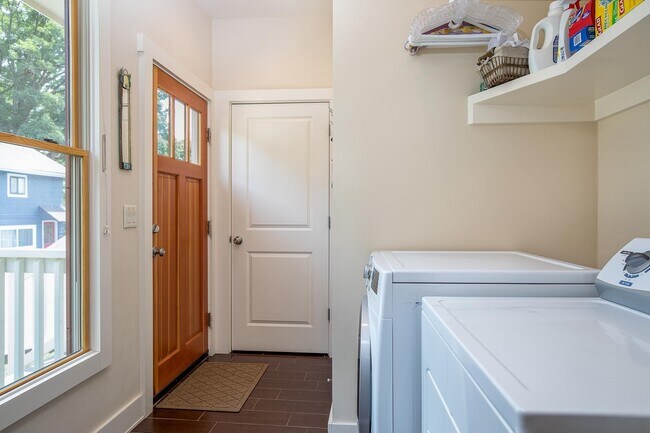 Building Photo - Charming Modern Home in Kenilworth