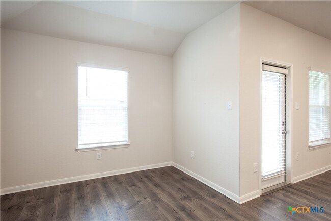 Building Photo - 2125 Silver Maple