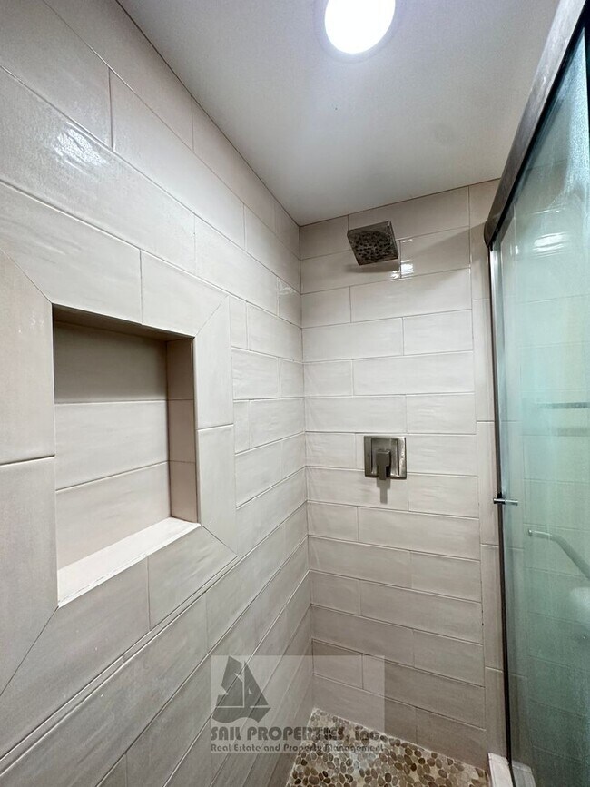 Building Photo - 614 13th St