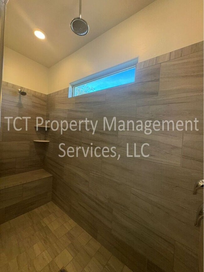 Building Photo - Beautifully maintained home in gated Layton Lakes