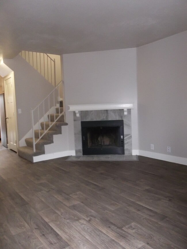 Building Photo - End Unit Spacious Two Bedroom Two & Half B...