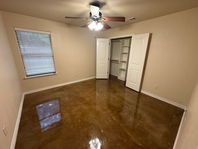 Building Photo - AVAILABLE NOW!!