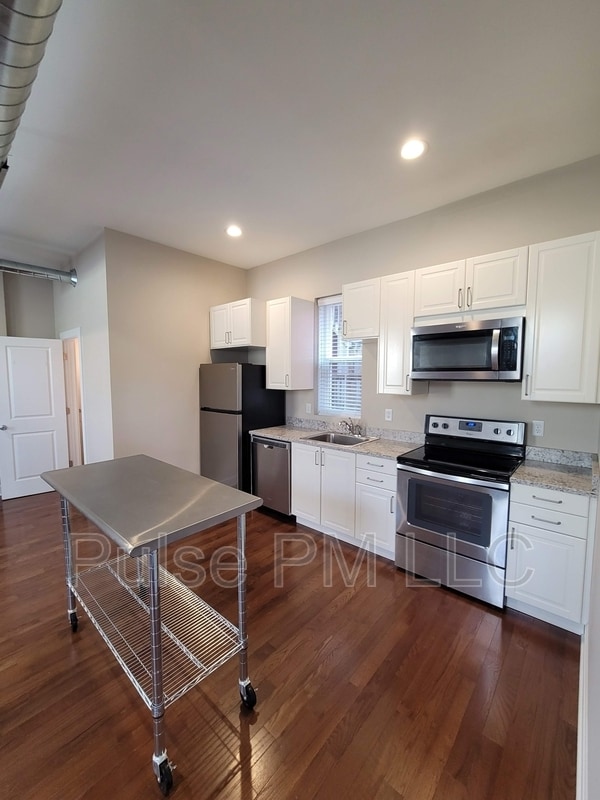 Building Photo - 620 6th Ave