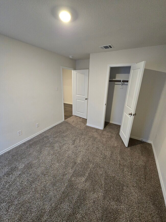 Building Photo - 902 Old Blf Ln