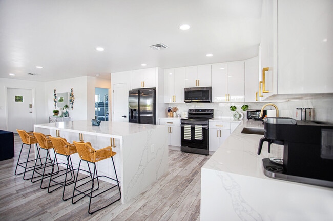 Building Photo - 1623 Venetian Dr