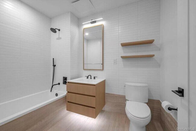 Building Photo - 5 Ct Square W